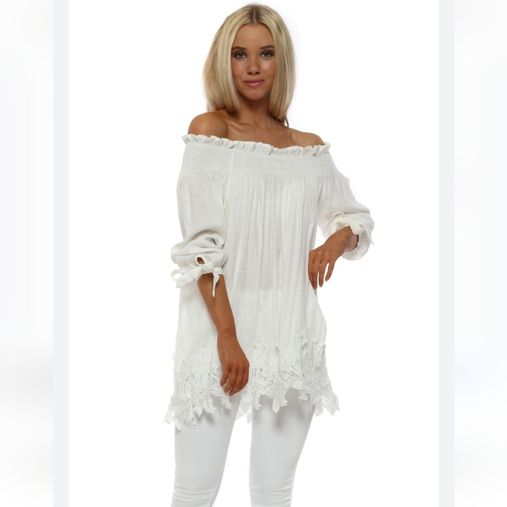 AQUA Off shoulder blouse
